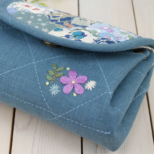 刺繍とリバティパッチワーク☆アコーディオンポーチ「スモークブルー 