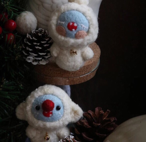 スノーマン 怪獣 羊毛フェルト クリスマス  誕生日 プレゼント  ストラップ 1枚目の画像