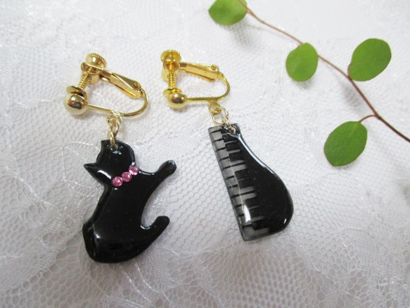 送料無料/黒ネコとピアノのイヤリング 1枚目の画像