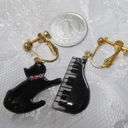 送料無料/黒ネコとピアノのイヤリング 2枚目の画像