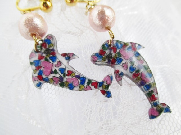 ハートイルカと桃珊瑚コットンパールのイヤリング（ピンク系）ピアス 3枚目の画像
