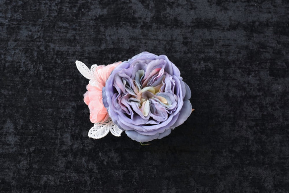 ローズと小花のペールカラーのコサージュ（パープル系） 8枚目の画像