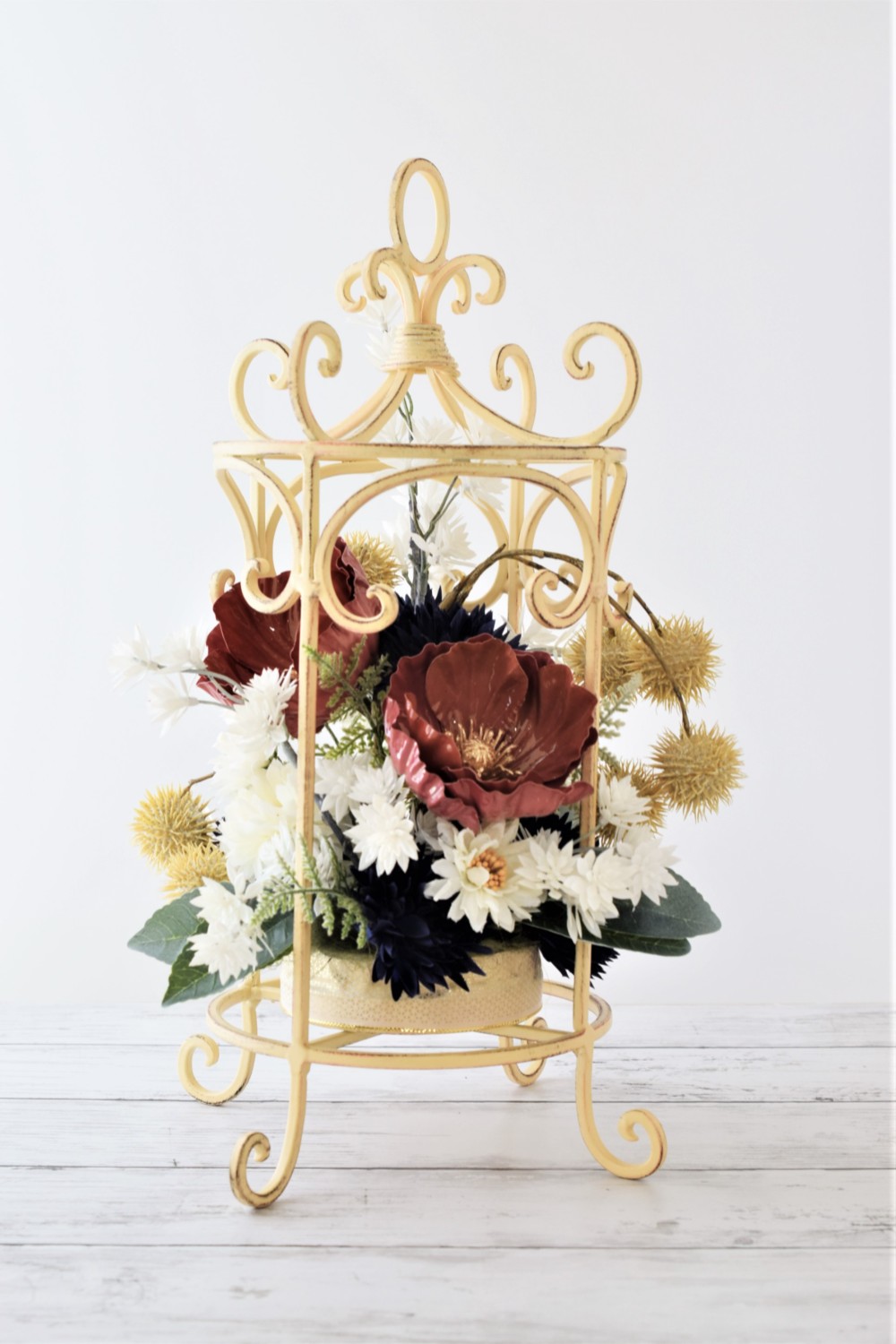 華やかなポピーのキャンドルスタンドのアレンジメント