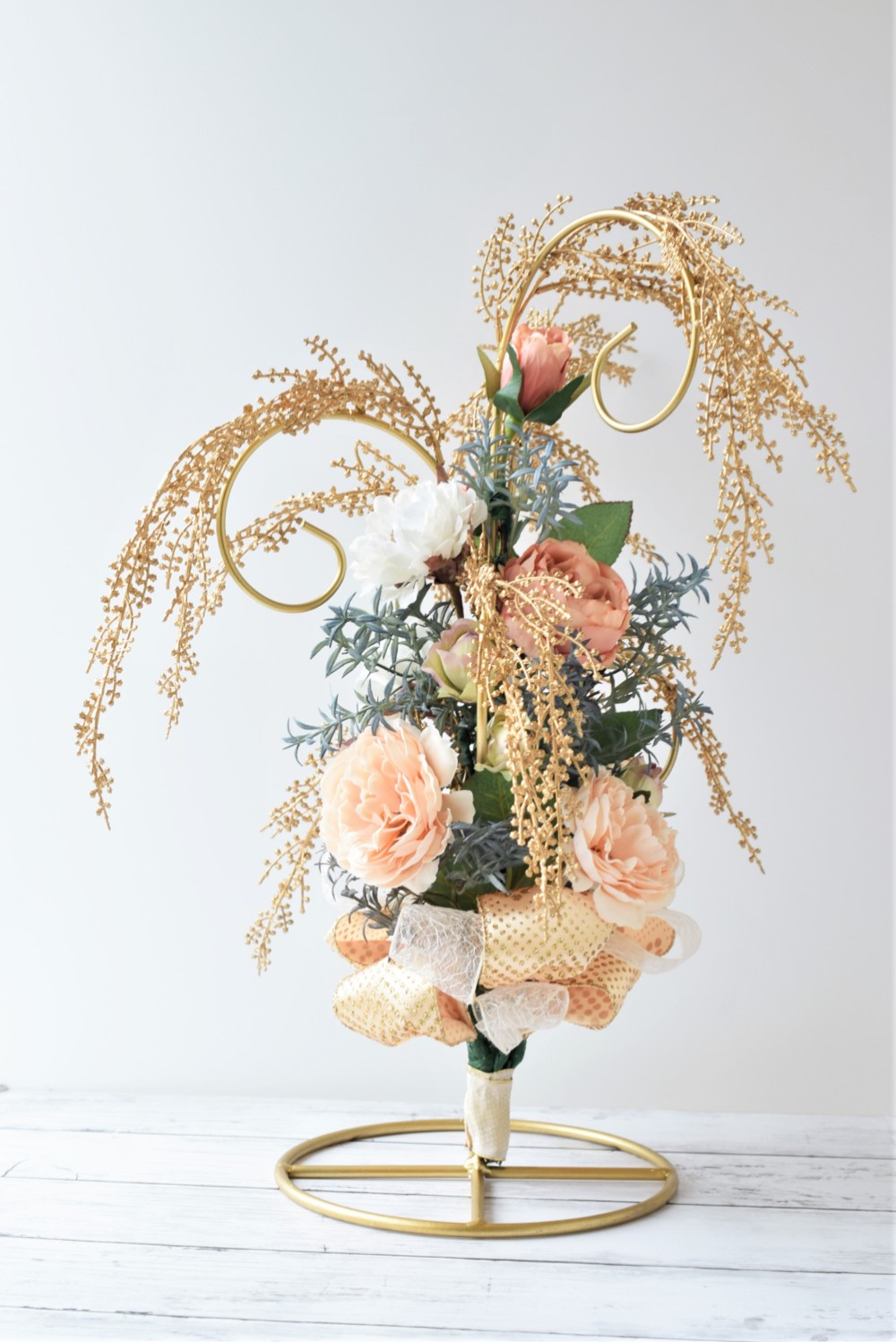 個性的なスタンドを使った流れるようなアレンジメント