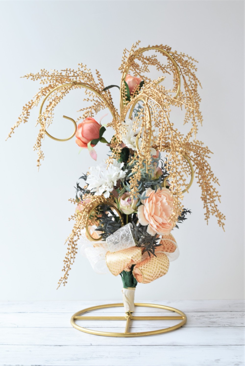 個性的なスタンドを使った流れるようなアレンジメント