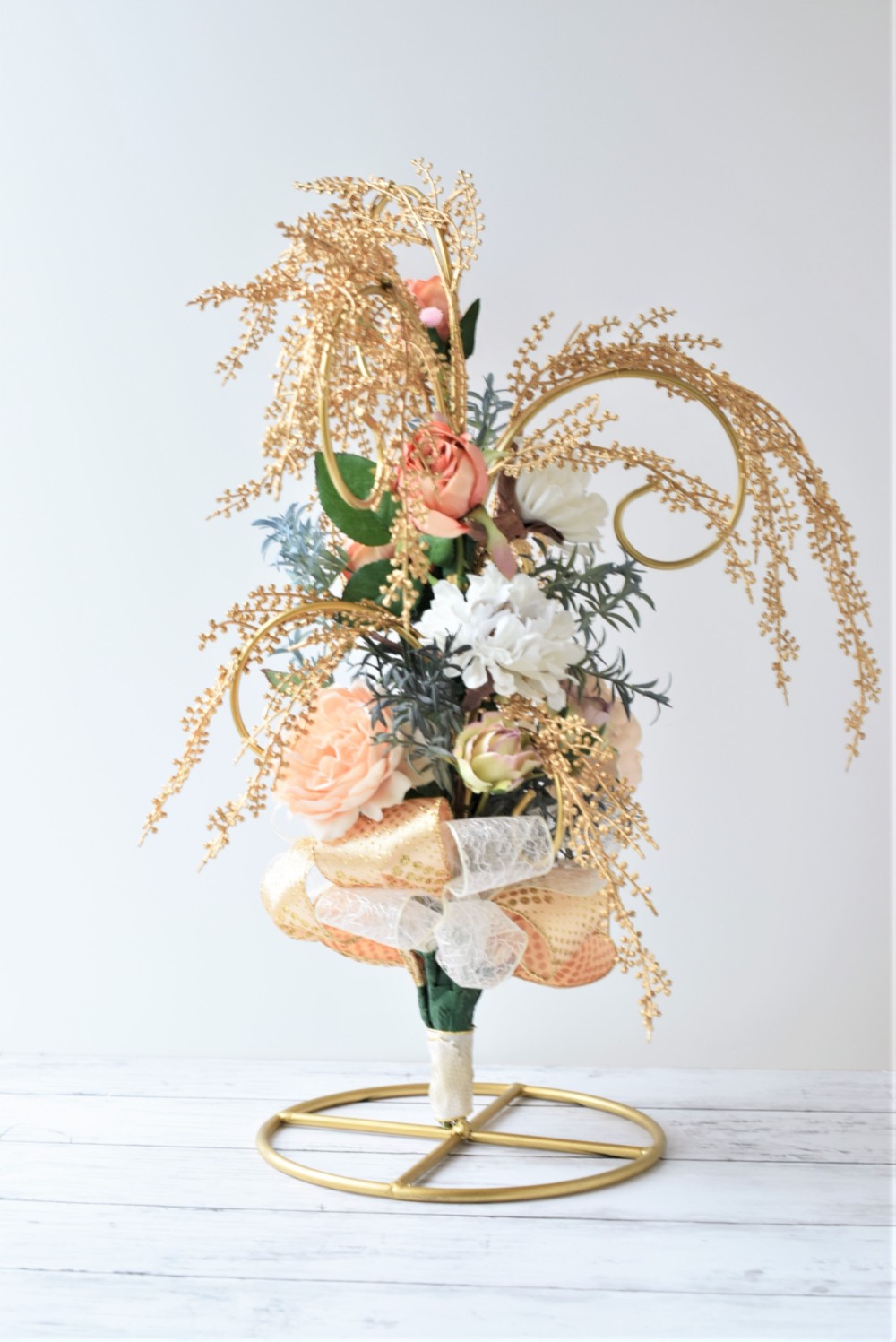 個性的なスタンドを使った流れるようなアレンジメント