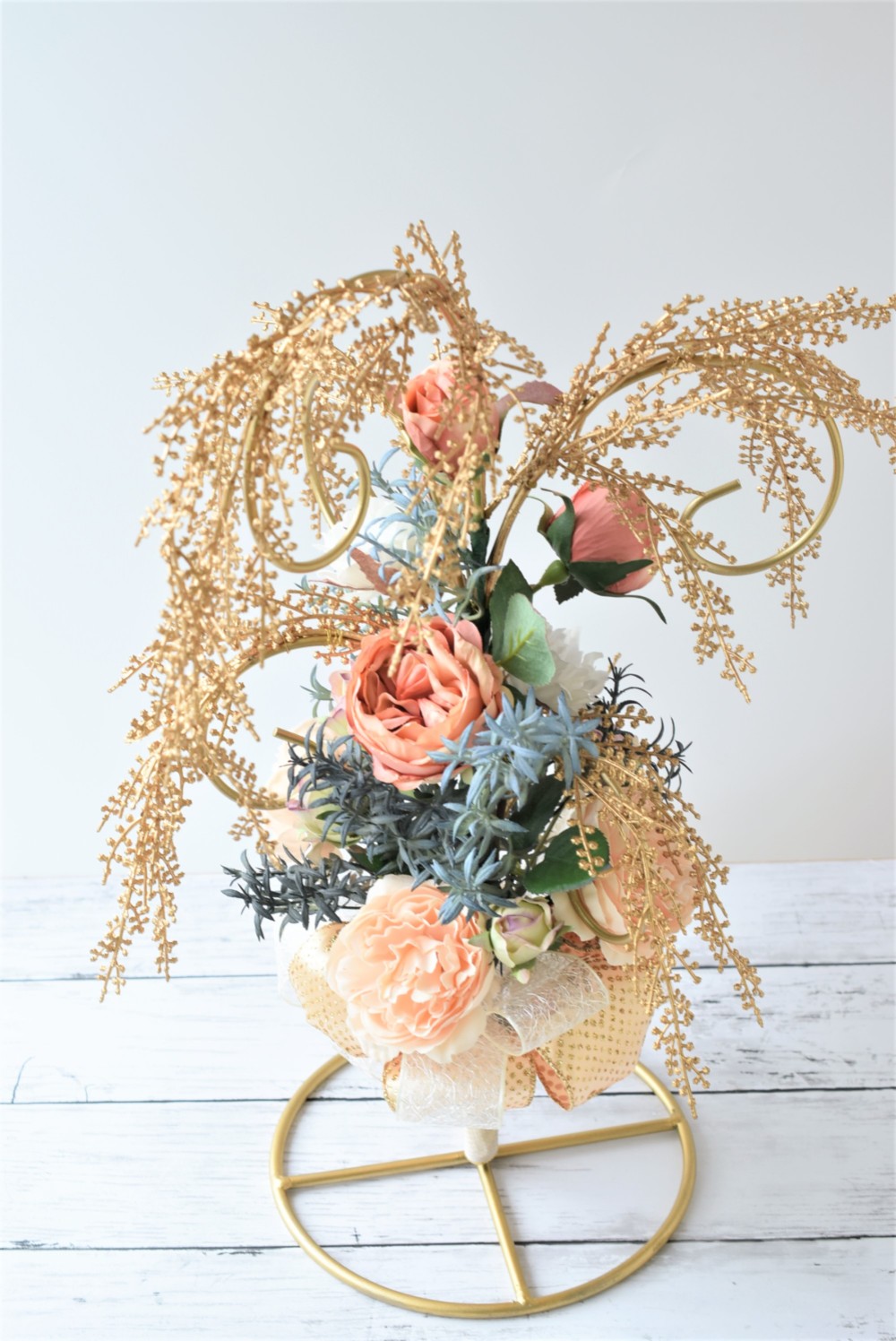 個性的なスタンドを使った流れるようなアレンジメント