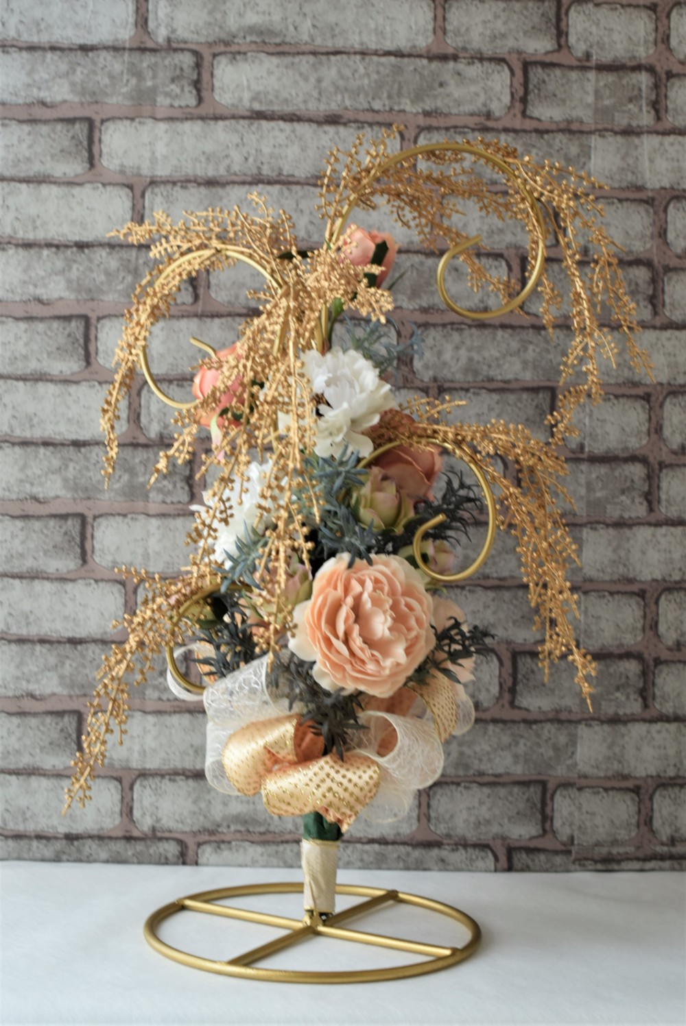 個性的なスタンドを使った流れるようなアレンジメント