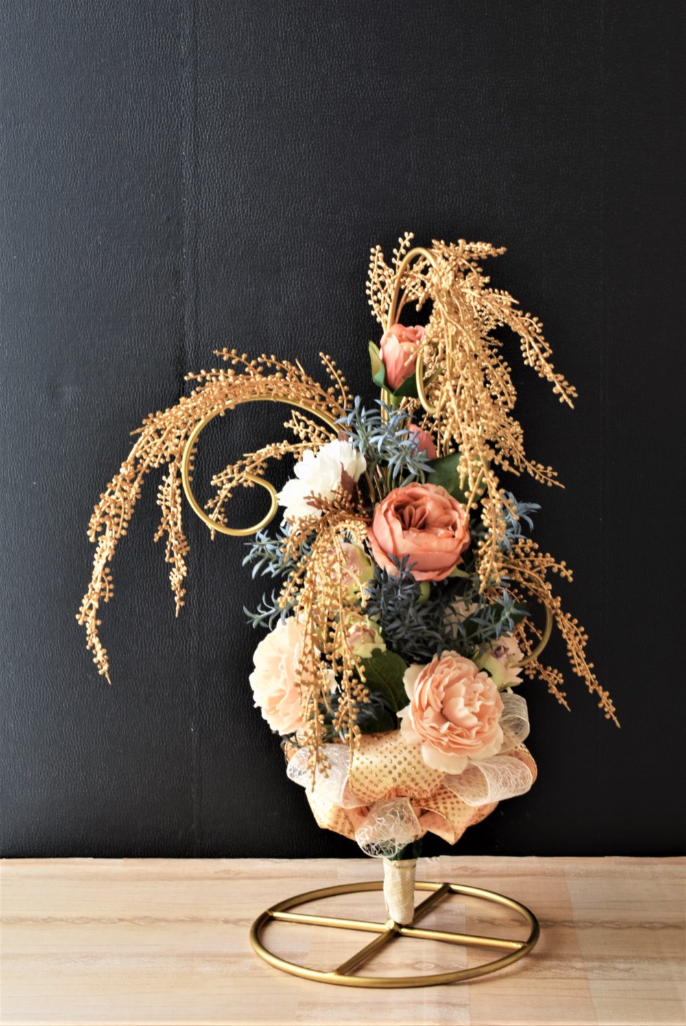 個性的なスタンドを使った流れるようなアレンジメント