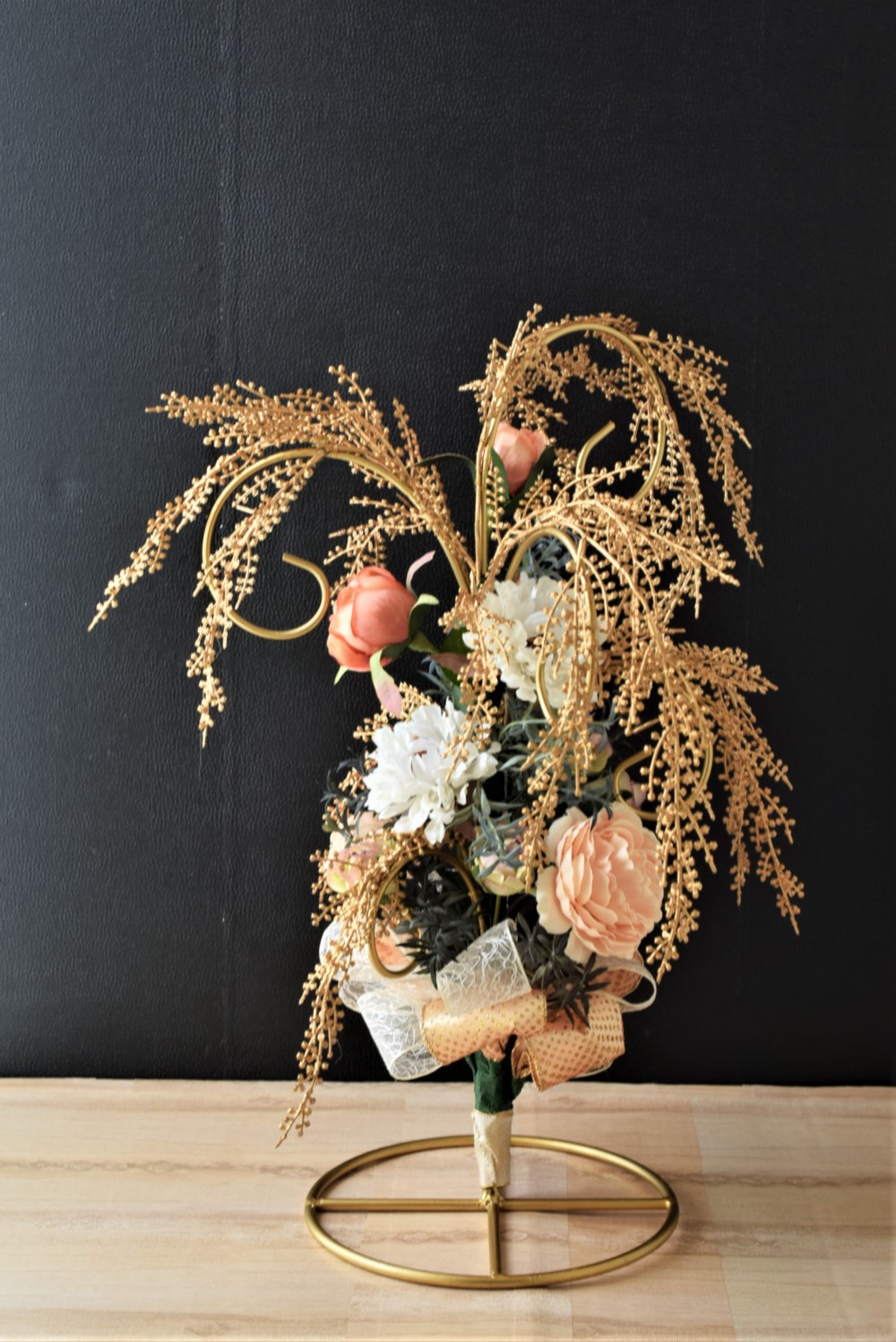 個性的なスタンドを使った流れるようなアレンジメント