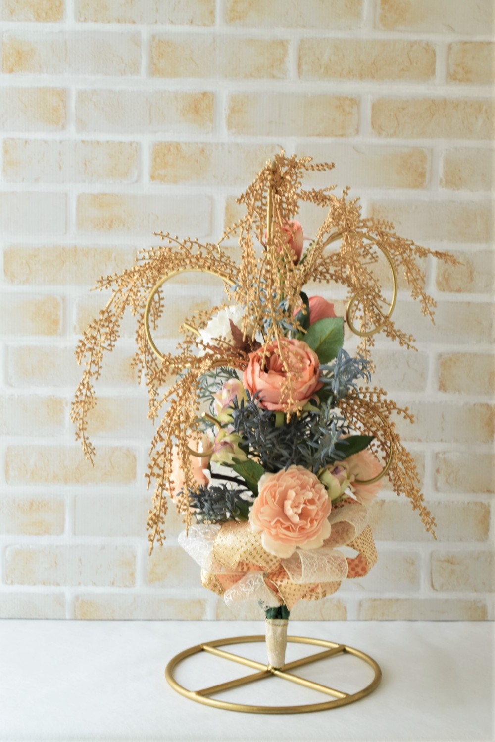 個性的なスタンドを使った流れるようなアレンジメント