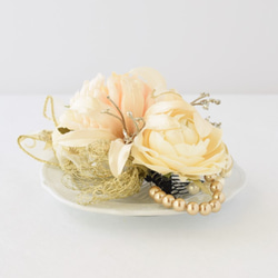 2種類の華やかなリボンと白いお花のヘアコーム 2枚目の画像