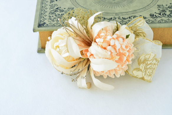 2種類の華やかなリボンと白いお花のヘアコーム 5枚目の画像