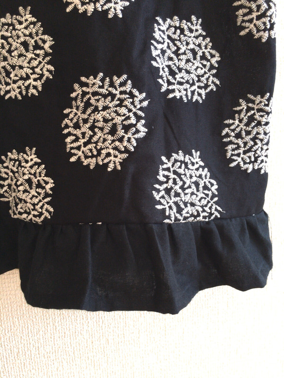 LADY'S★エンブロイダリーファブリックの裾フリルブラウス/ブラック 3枚目の画像