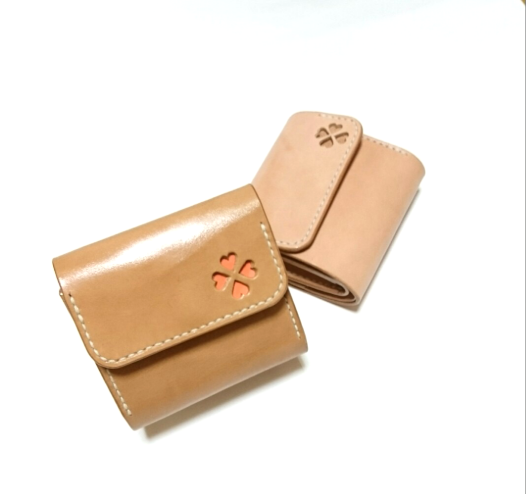 【ちょっとのお出掛けのお供に】本革 手縫い かわいい 四つ葉 クローバー  ミニ財布