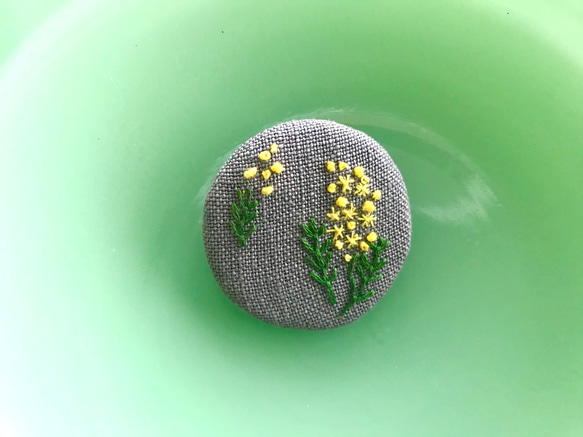 【限定1点】ミモザ_刺繍ブローチ L_麻 2枚目の画像