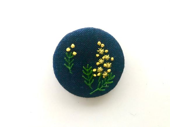 【限定1点】ミモザ_刺繍ブローチ L_麻紺 2枚目の画像