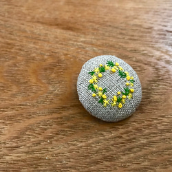 【限定1点】.mimosaリース3_刺繍ブローチ_麻 2枚目の画像