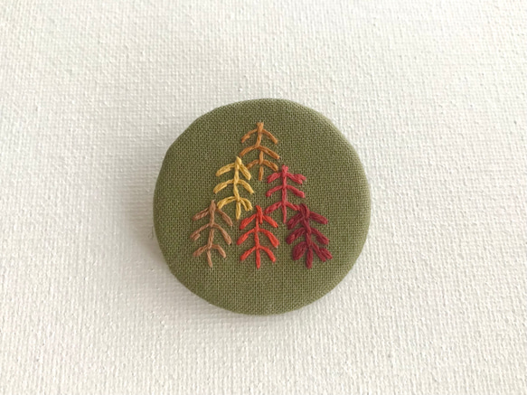 ルスカ_刺繍ブローチ L_カーキ 1枚目の画像