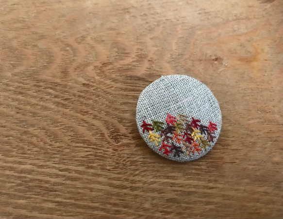 【限定1点】秋の森_刺繍ブローチ L_麻 2枚目の画像