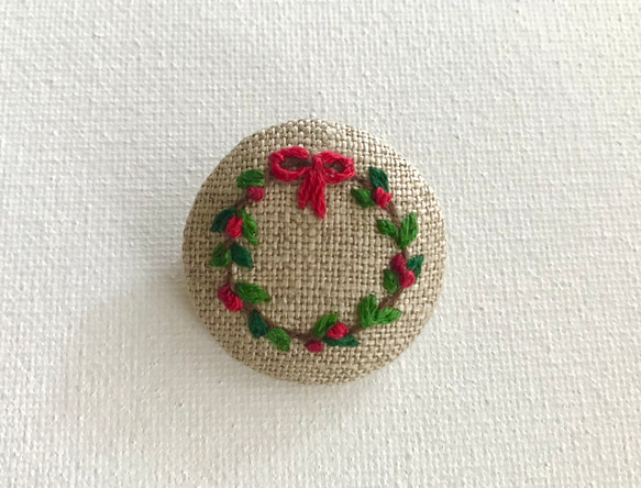 クリスマスリース-4_刺繍ブローチ_麻 2枚目の画像