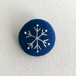 再販：雪の結晶_刺繍ブローチ_ダークブルー 1枚目の画像