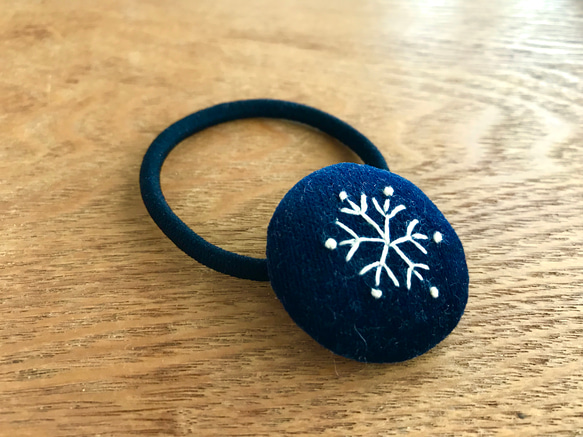 雪の結晶_刺繍ヘアゴム　（コン） 2枚目の画像