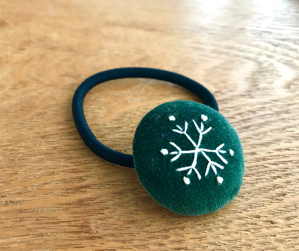 雪の結晶_刺繍ヘアゴム　（フカミドリ） 2枚目の画像