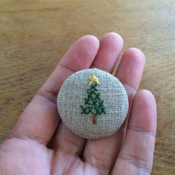 再販；クリスマスツリー_刺繍ブローチ（麻） 2枚目の画像