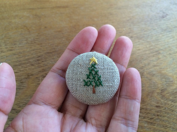再販；クリスマスツリー_刺繍ブローチ（麻） 2枚目の画像
