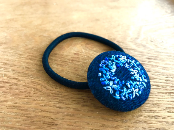 アジサイリース_刺繍ヘアゴム_麻紺 2枚目の画像