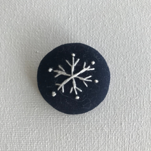 再販：雪の結晶_刺繍ブローチ　（コン） 1枚目の画像