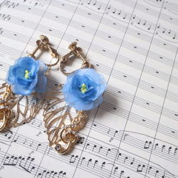 玫瑰和高音譜號耳環（穿孔耳環）天藍色 第1張的照片