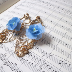 玫瑰和高音譜號耳環（穿孔耳環）天藍色 第2張的照片