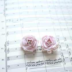 玫瑰玻璃珍珠耳環（櫻桃貝殼色） 第1張的照片