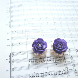 バラとガラスパールのイヤリング(紫色) 1枚目の画像