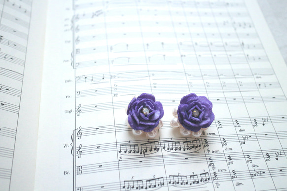 バラとガラスパールのイヤリング(紫色) 1枚目の画像