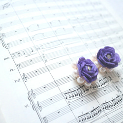 バラとガラスパールのイヤリング(紫色) 2枚目の画像
