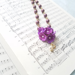紫陽花(小花)と音符のスワロフスキーパールネックレス 1枚目の画像
