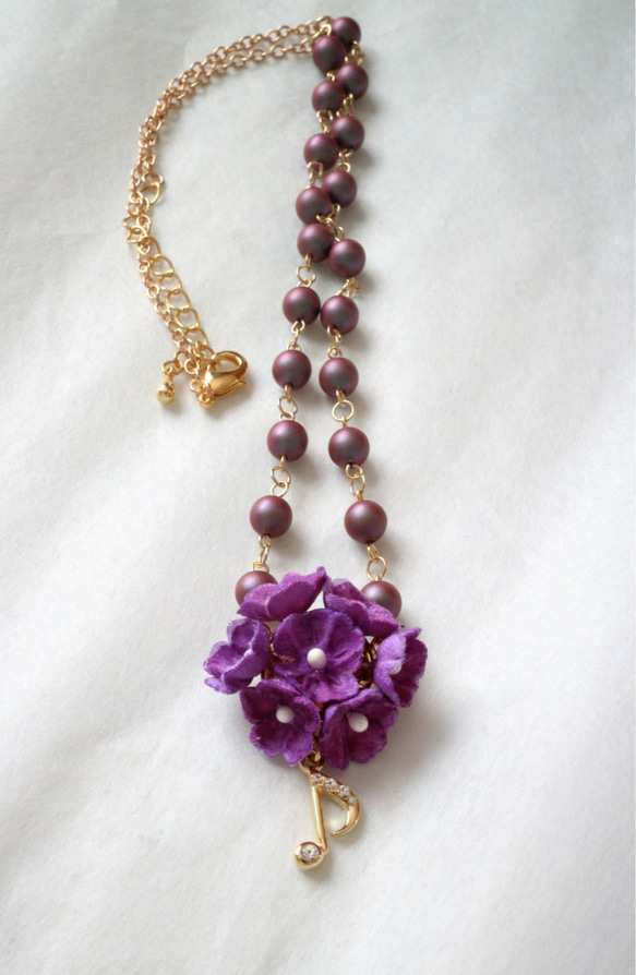 紫陽花(小花)と音符のスワロフスキーパールネックレス 2枚目の画像