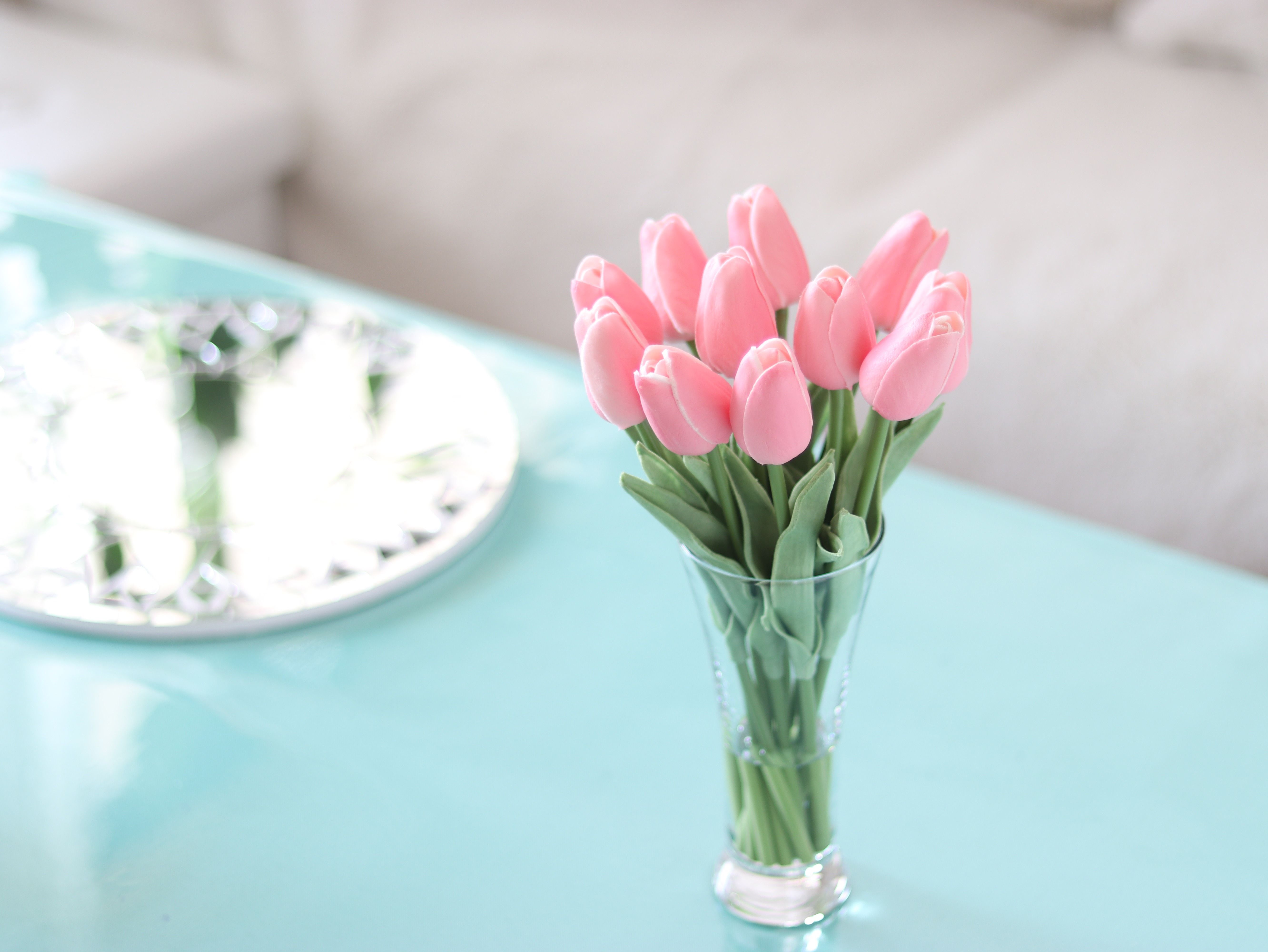 枯れないこぼれない   花束のようなチューリップのグラスアレンジ　スタイリッシュ　ピンク