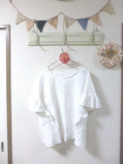 オフホワイト　リネン100％　フリルブラウス