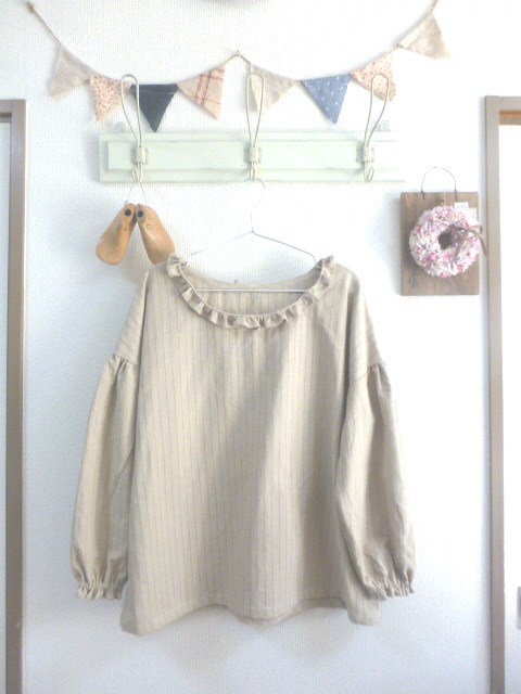 コットンリネン生地　ちびフリル襟肩落ちスリーブブラウス　ML