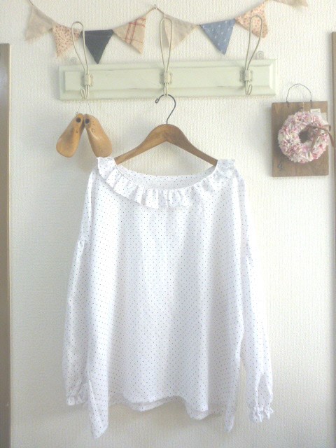 ドット柄リネン100％生地　フリル襟肩落ちスリーブブラウス　ML