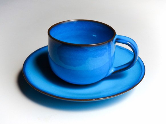 天藍色小咖啡杯和碟 第1張的照片