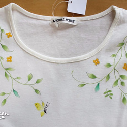【D様ご予約】ビタミンカラーの草と蝶の手描き七分袖Tシャツ 3枚目の画像