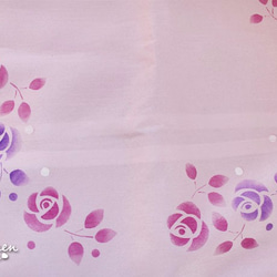 バラの型染めピンクのフリンジ付きクッションカバー 2枚目の画像