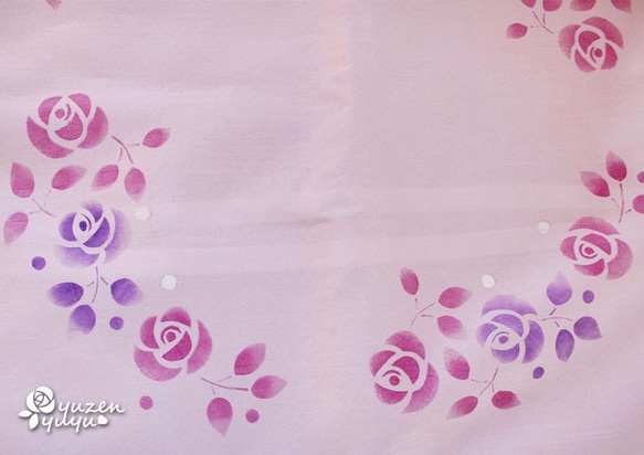 バラの型染めピンクのフリンジ付きクッションカバー 2枚目の画像