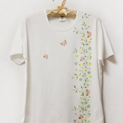 ビタミンカラー草と蝶の手描き半袖Tシャツ 1枚目の画像