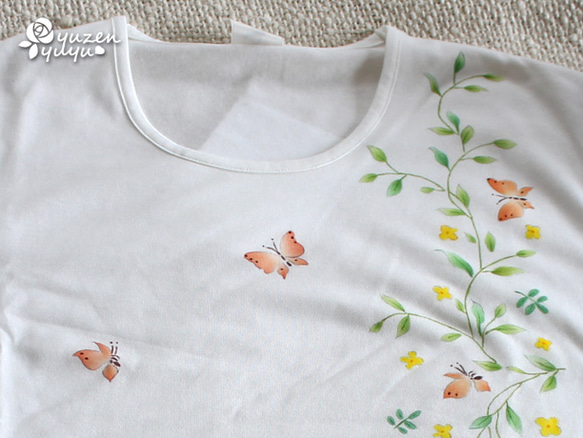 ビタミンカラー草と蝶の手描き半袖Tシャツ 3枚目の画像